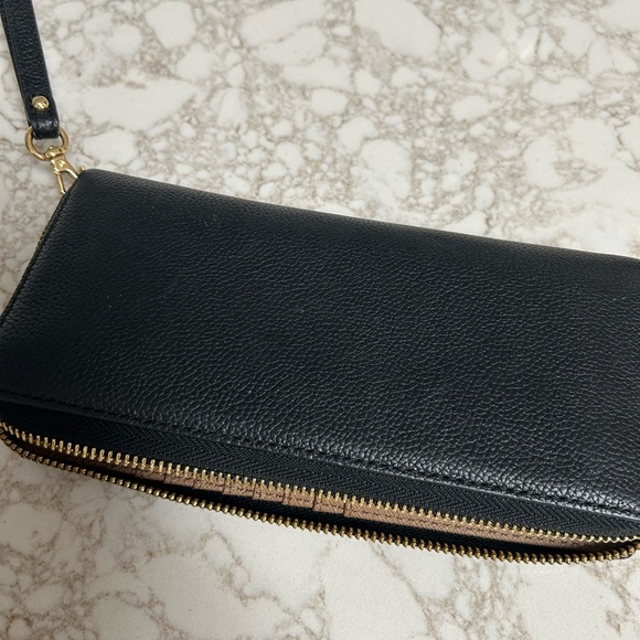 Michael Kor ladies black zip wallet. New WOT. Beautiful wallet with hand strap. - Picture 5 of 15